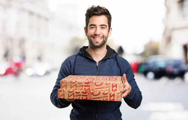 Mladý Muž Který Držel Krabic Pizzu Rozostřeného Pozadí — Stock fotografie
