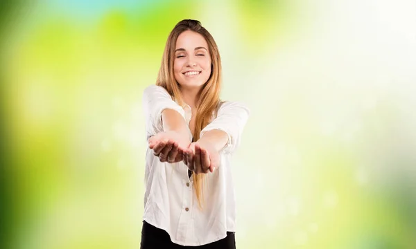 Симпатичная Молодая Женщина Предлагает Размытом Зеленом Фоне — стоковое фото