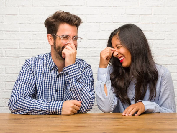 Jovem Mulher Indiana Homem Caucasiano Casal Rindo Divertindo Sendo Relaxado — Fotografia de Stock