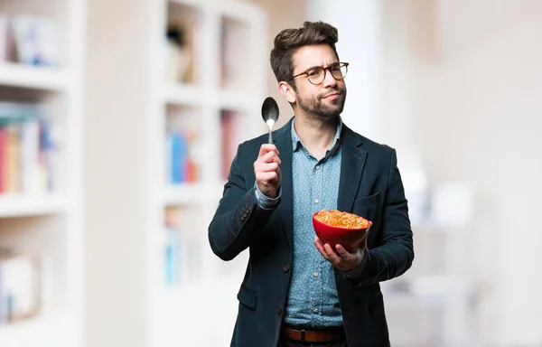 Mladý Muž Myslí Drží Miskou Corn Flakes Rozmazané Pozadí — Stock fotografie