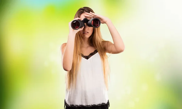 Hübsche Junge Frau Mit Fernglas Auf Verschwommenem Grünem Hintergrund — Stockfoto