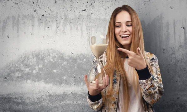 Bonita Mujer Joven Sosteniendo Temporizador Arena Sobre Fondo Gris Grunge — Foto de Stock