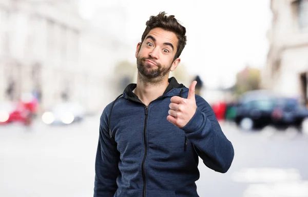 Ung Man Gör Okej Gest Suddig Bakgrund — Stockfoto