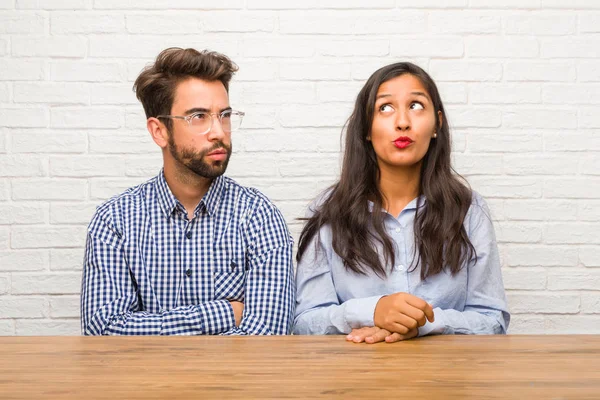 Jovem Mulher Indiana Homem Caucasiano Casal Duvidoso Confuso Pensando Uma — Fotografia de Stock