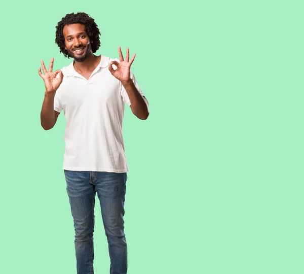 Guapo Afroamericano Alegre Seguro Haciendo Buen Gesto Emocionado Gritando Concepto — Foto de Stock