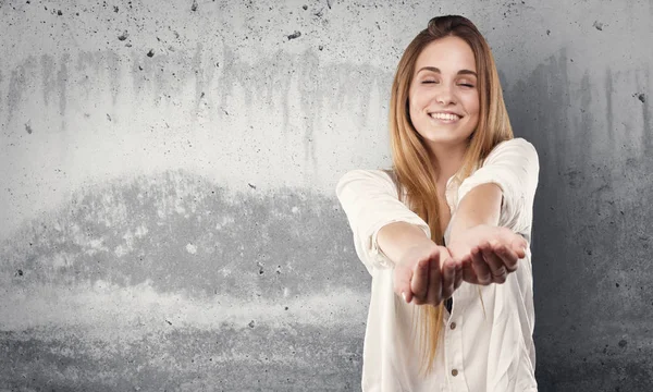 Pretty Young Woman Offering Something Grunge Grey Background — Stock Photo, Image