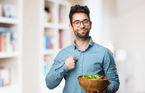 Joven Sosteniendo Una Ensalada Sobre Fondo Borroso — Foto de Stock