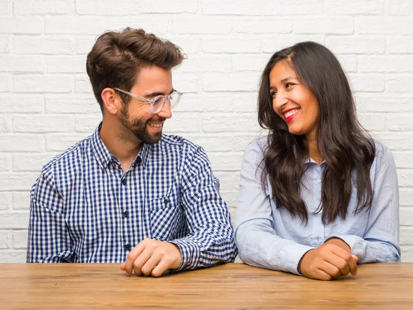 Jovem Mulher Indiana Homem Caucasiano Casal Rindo Divertindo Sendo Relaxado — Fotografia de Stock