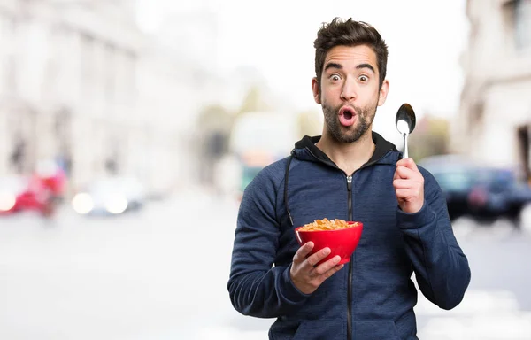 Překvapen Mladý Muž Který Držel Miskou Corn Flakes Rozostřeného Pozadí — Stock fotografie