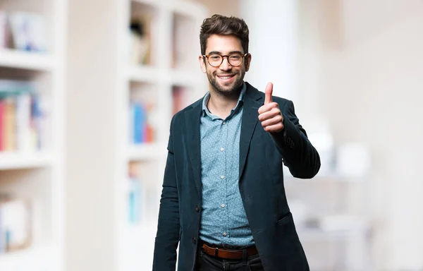 Junger Mann Mit Daumen Hoch Geste Auf Verschwommenem Hintergrund — Stockfoto