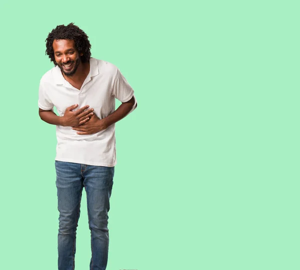 Guapo Afroamericano Riendo Divirtiéndose Siendo Relajado Alegre Siente Seguro Exitoso — Foto de Stock