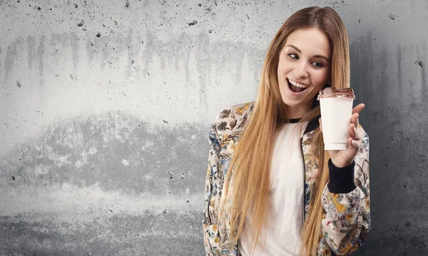 Bonita Mujer Joven Tomando Café Sobre Fondo Gris Grunge —  Fotos de Stock