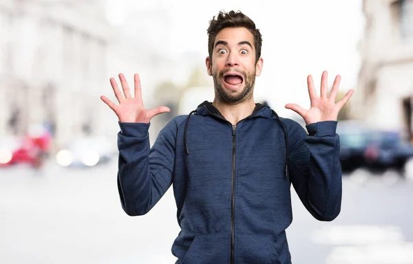 Joven Sorprendido Sobre Fondo Borroso — Foto de Stock