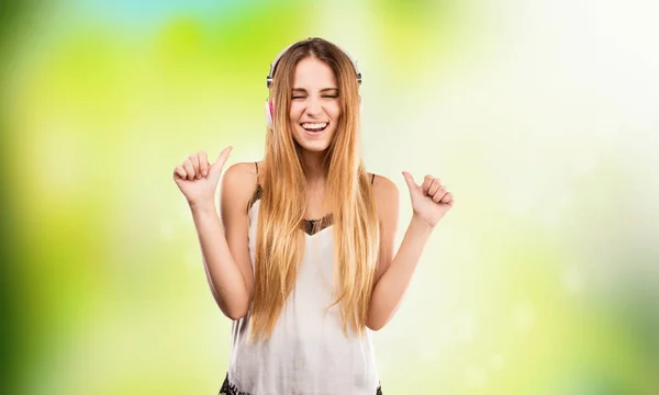 Mujer Escuchando Música Auriculares Sobre Fondo Verde Borroso — Foto de Stock