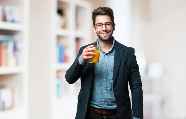 Joven Sosteniendo Vaso Jugo Sobre Fondo Borroso — Foto de Stock