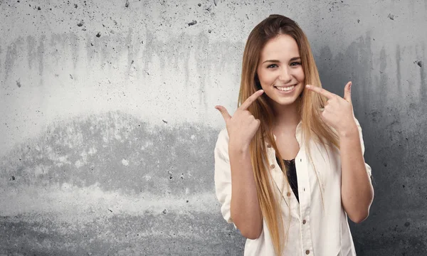 Bonita Mujer Joven Señalando Boca Sobre Fondo Gris Grunge — Foto de Stock