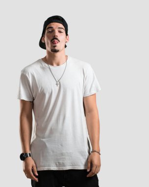 Genç rapçi adam ifade güven ve duygu, eğlenceli ve dostu, dil oyun ya da eğlenceli bir işareti olarak gösterilen