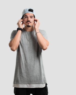 Eller, kızgın ve bazı ses işitme yorgun kulaklarıyla kapsayan genç rapçi adam