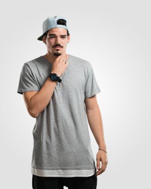 Boğaz, virüs yüzünden, hasta olan genç rapçi adam yorgun ve çaresiz