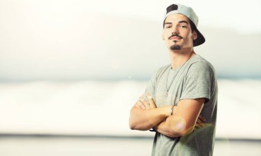 Kollarını, gülümseyen ve mutlu crossing, kendinden emin ve dostu genç rapçi adam