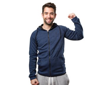 Beyaz arka plan üzerinde izole güçlü jest yapan genç erkek