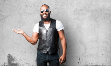 siyah adam gri arka plan üzerinde tutan