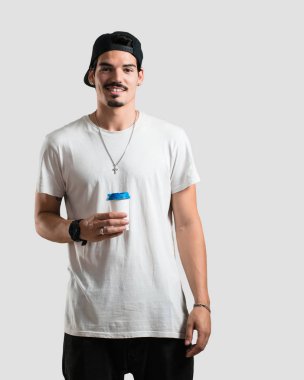 Genç rapçi adam closeup birisi tutmadığı, motivasyon, enerji ve canlılık kavramı bir kahve