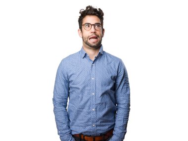 Genç adam beyaz arka planda tek başına duruyor.