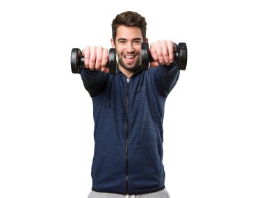 Genç adam beyaz arka plan üzerinde izole dambıl kullanarak