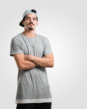 Kendinden emin ve göstermek güç hissi ve heybetli, kollarını, ciddi geçiş genç rapçi adam