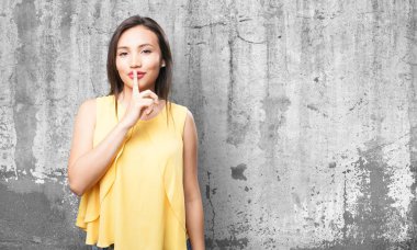 Asyalı kadın sessizlik jest yapıyor