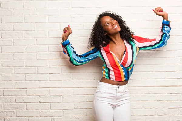 Jovem Mulher Negra Camisa Colorida Dançando Divertindo Contra Parede Tijolo — Fotografia de Stock