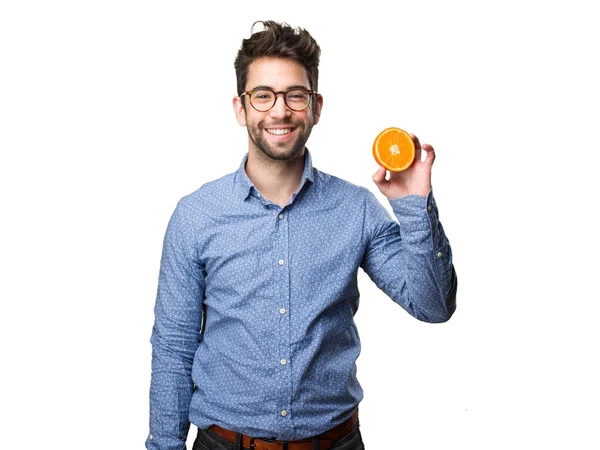 Mladý Muž Drží Pomeranč Izolované Bílém Pozadí — Stock fotografie