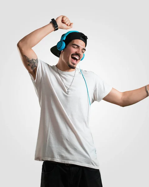 Jovem Rapper Ouvindo Música Dançando Divertindo Movendo Gritando Expressando Felicidade — Fotografia de Stock