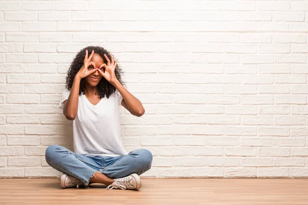 Joven Mujer Negra Sentada Piso Madera Alegre Segura Haciendo Buen — Foto de Stock