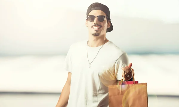 Jovem Rapper Homem Alegre Sorridente Muito Animado Carregando Sacos Compras — Fotografia de Stock