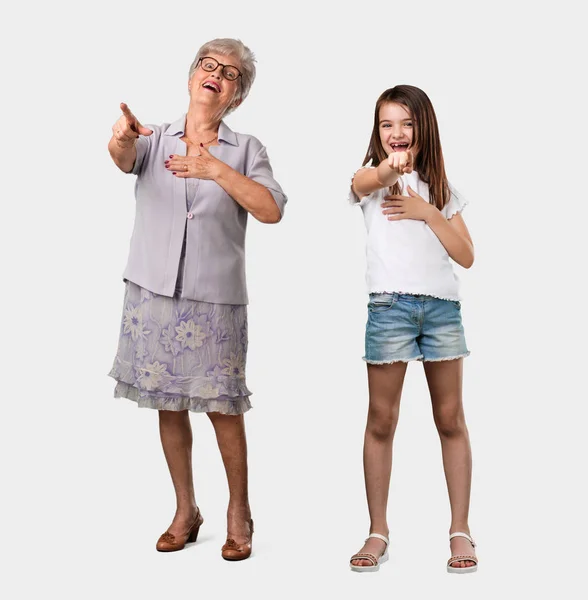 Ganzkörper Einer Älteren Dame Und Ihrer Enkelin Die Schreit Lacht — Stockfoto