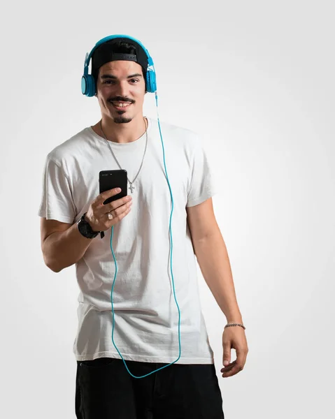 Jovem Rapper Homem Feliz Divertido Ouvir Música Fones Ouvido Modernos — Fotografia de Stock