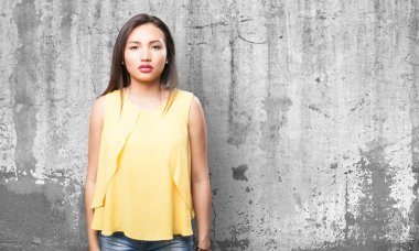 Asyalı kadın gri arka plan üzerinde poz