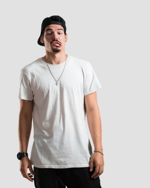 Genç rapçi adam kontrolden çıktı, özgürlük ve vahşi ifade etmek komik deli deli ve umutsuz, çığlık