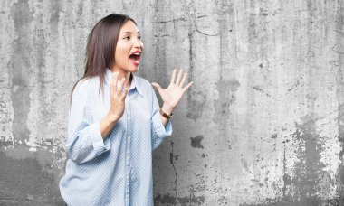 gri arka plan üzerinde sürpriz Asyalı kadın