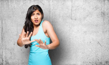 gri arka plan üzerinde korkuyor latin kadın 