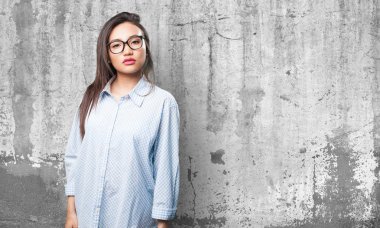 Asyalı kadın gri arka plan üzerinde poz