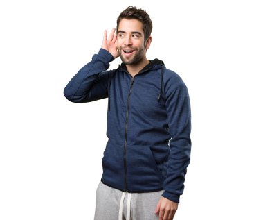 Genç adam izole üzerinde beyaz arka plan dinleme