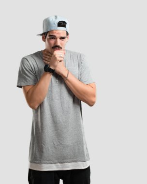 Boğaz, virüs yüzünden, hasta olan genç rapçi adam yorgun ve çaresiz