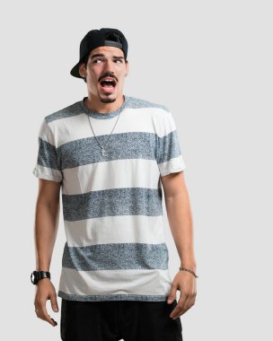 Genç rapçi adam çok korkmuş ve korkuyor, bir şey, acı çığlıkları ve açık göz, çaresizlere delilik kavramını