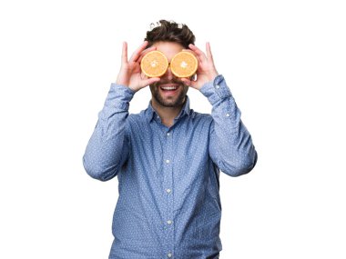 Genç adam gözleri beyaz arka plan üzerinde izole portakal ile kaplama