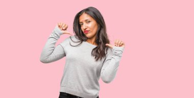 Parmakları, işaret Genç Hintli kadın örnek takip etmek portresi