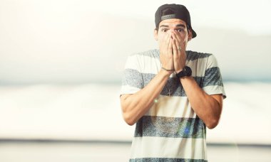 Genç rapçi adam çok korkmuş ve korkuyor, bir şey, acı çığlıkları ve açık göz, çaresizlere delilik kavramını