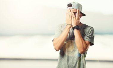 Genç rapçi adam endişeli ve korkmuş, seyir ve yüz, korku ve anksiyete kavramı kapsayan hisseder